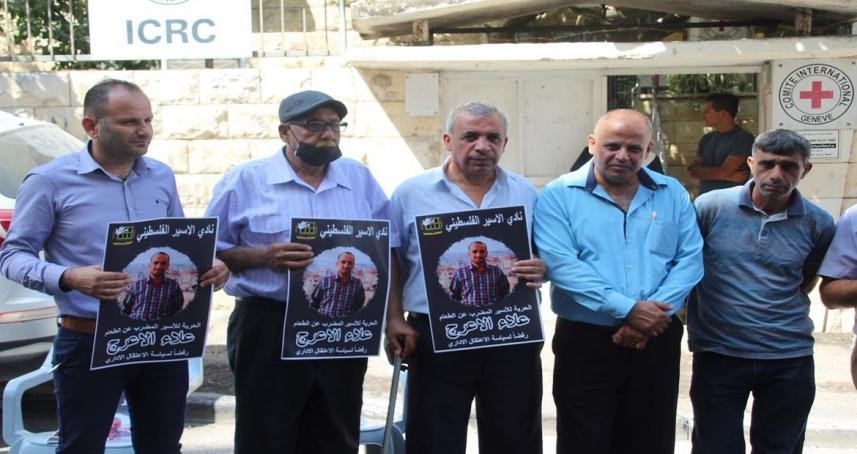 وقفة في البيرة للمطالبة بالإفراج عن الأسرى المضربين والأسرى