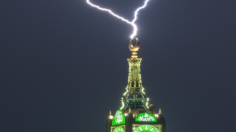 شاهدوا: فيديو نادر لصاعقة تضرب قمة برج الساعة بمكة المكرمة