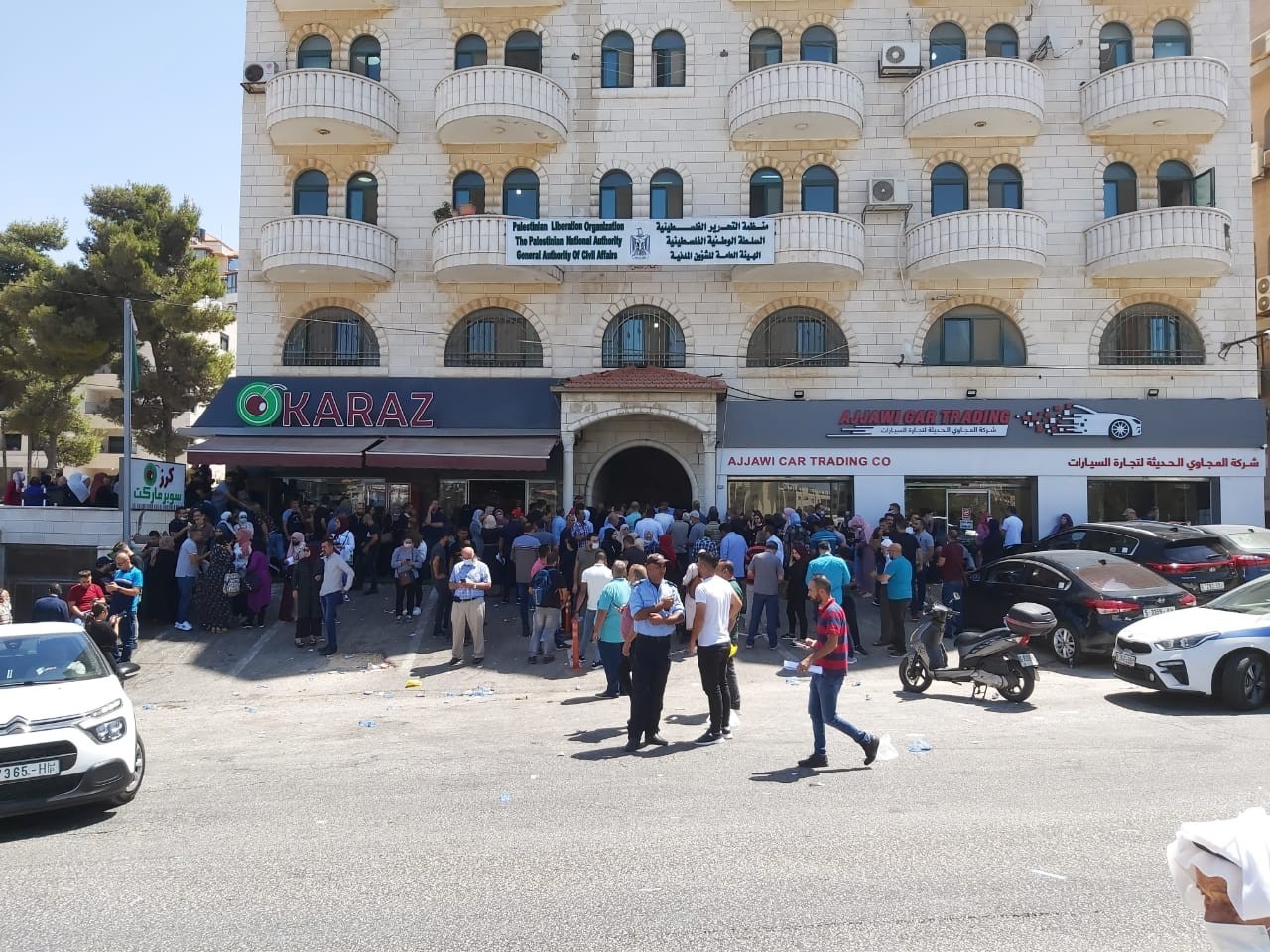 بالصور: توافد عدد كبير من المواطنين لتقديم ملفات طلبات لم الشمل في غزة والضفة