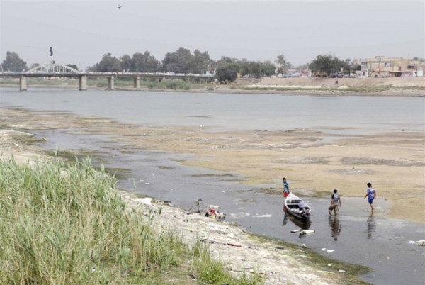 العراق تتهم إيران بقطع مياه نهري "سيروان" و"الكارون" عن أراضيها