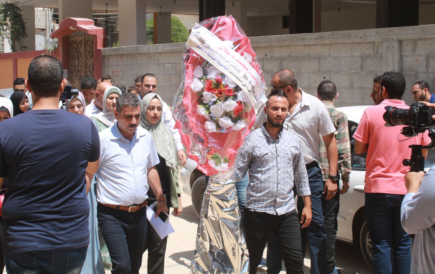 بالصور: تيار "فتح" الإصلاحي بغزة يُنفّذ حملة زيارات لأوائل الثانوية العامة