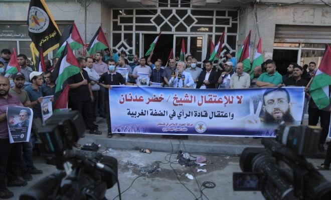 وقفة احتجاجية في غزّة تنديدًا باعتقال الأجهزة الأمنية في الضفة لـ"قادة الرأي"