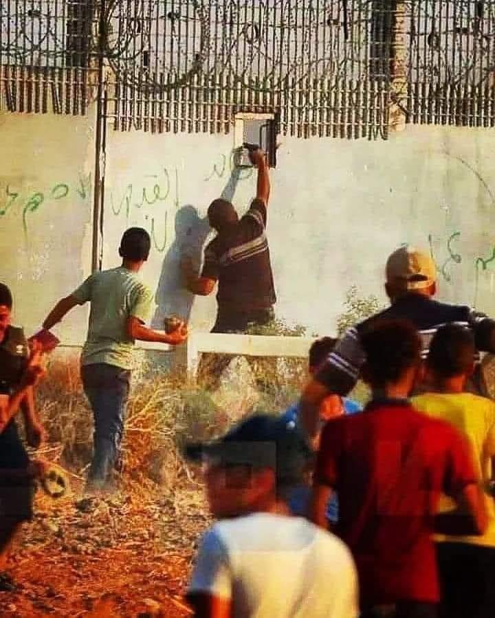 وزير إسرائيلي يهدد قطاع غزة بالرد على إصابة قناص إسرائيلي