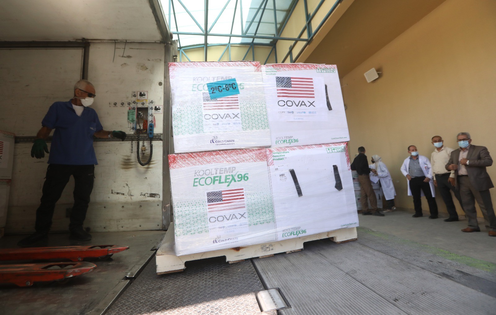 بالصور: الصحة تتسلم 500 ألف جرعة من لقاح "موديرنا" المضاد لـ"كورونا"