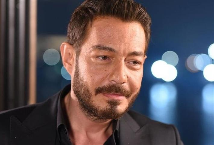 أحمد زاهر يكشف حقيقة اعتدائه على مصور صحفي خلال جنازة دلال عبد العزيز