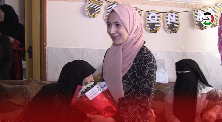 بالفيديو: وكالة خبر تُهنئ الأولى على فلسطين بالثانوية العامة "أدبي" آمنة وسام جودة بباقات الورود