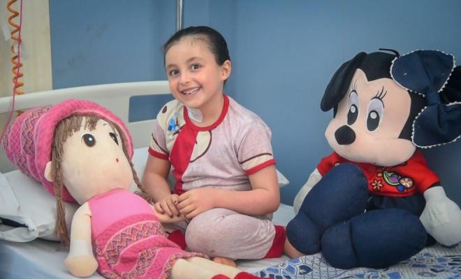 "الصحة المصرية" تُصدر بيانًا بشأن طفلة فلسطينية مصابة بمرض نادر