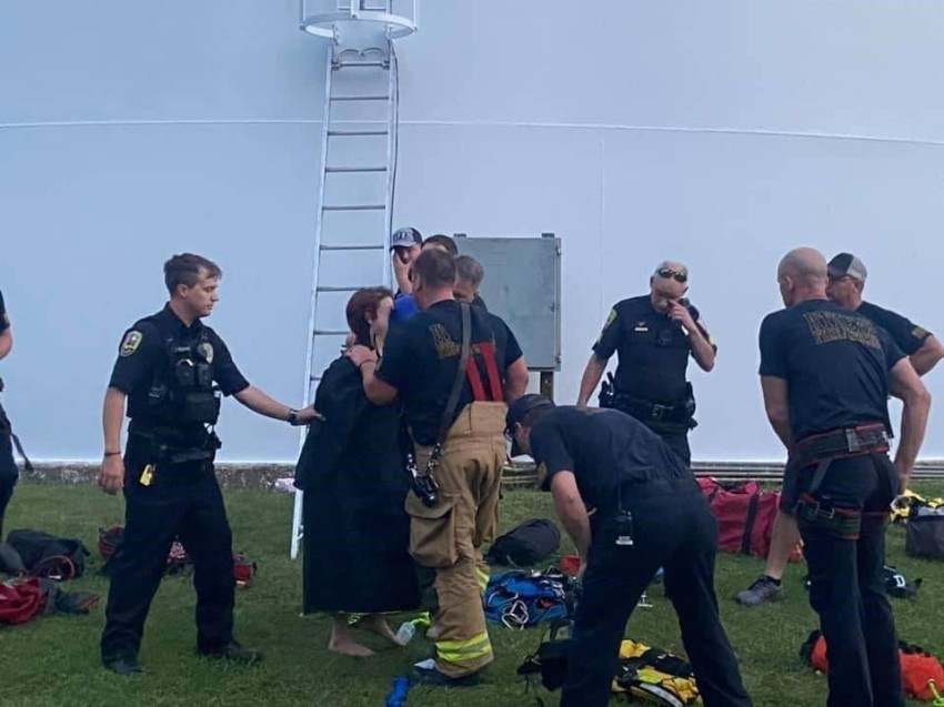 إنقاذ سيدة أمريكية متهورة أثناء سباحتها داخل خزان مياه