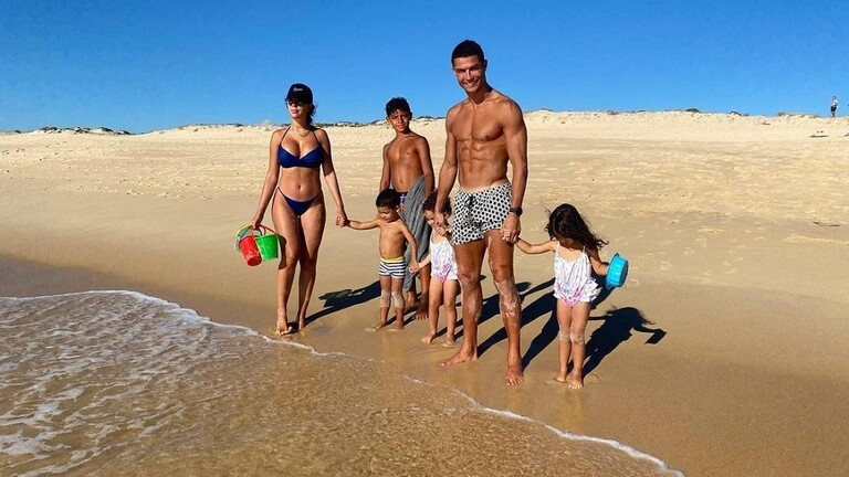 شاهد.. رونالدو يخطف الأضواء في تدريبات البرتغال.. ويتغنى بـ"ماديرا"