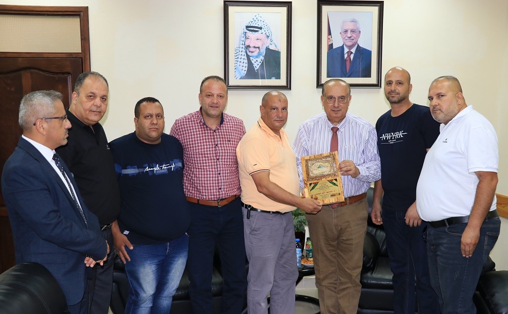 أبو مويس يستقبل وفدًا من الأسرى المحررين في رام الله