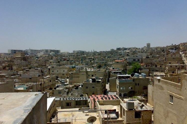 تفاصيل زيارة مسؤول أوروبي لمخيم ماركا للاجئين في الأردن