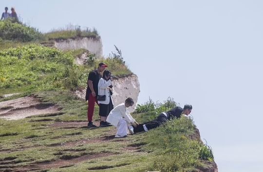 سياح يخاطرون بحياتهم لالتقاط صورة سيلفى على حافة منحدر ببريطانيا