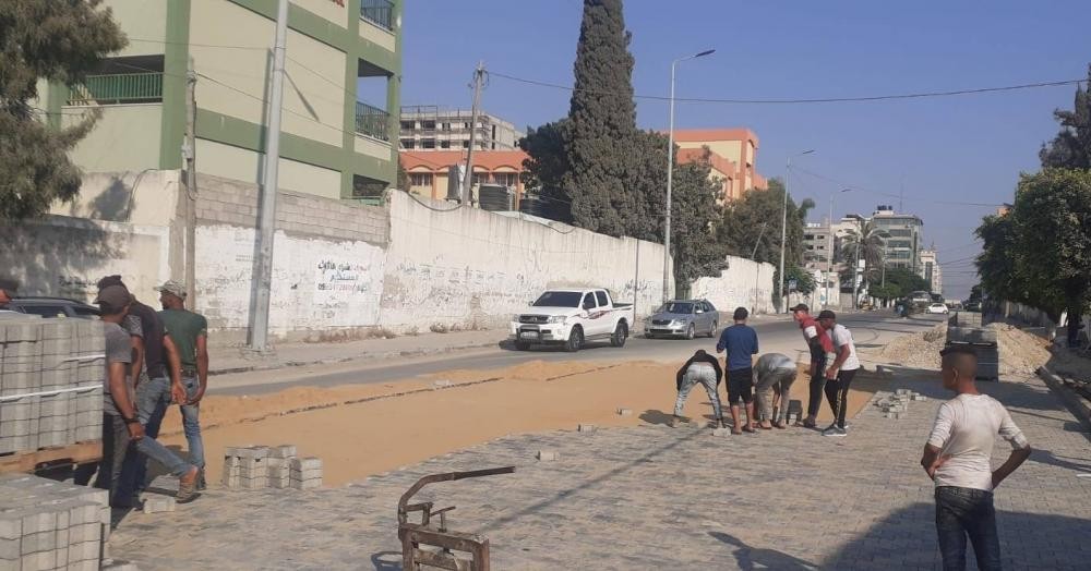 بلدية غزّة تبدأ بإجراء صيانة مؤقتة بشارع الثورة
