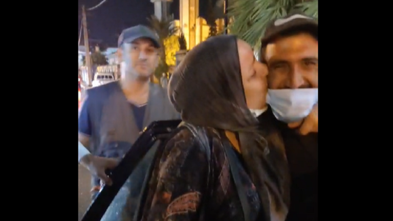 بالفيديو: أم فلسطينية تعثر على ابنها المفقود بعد أعوام في الجزائر