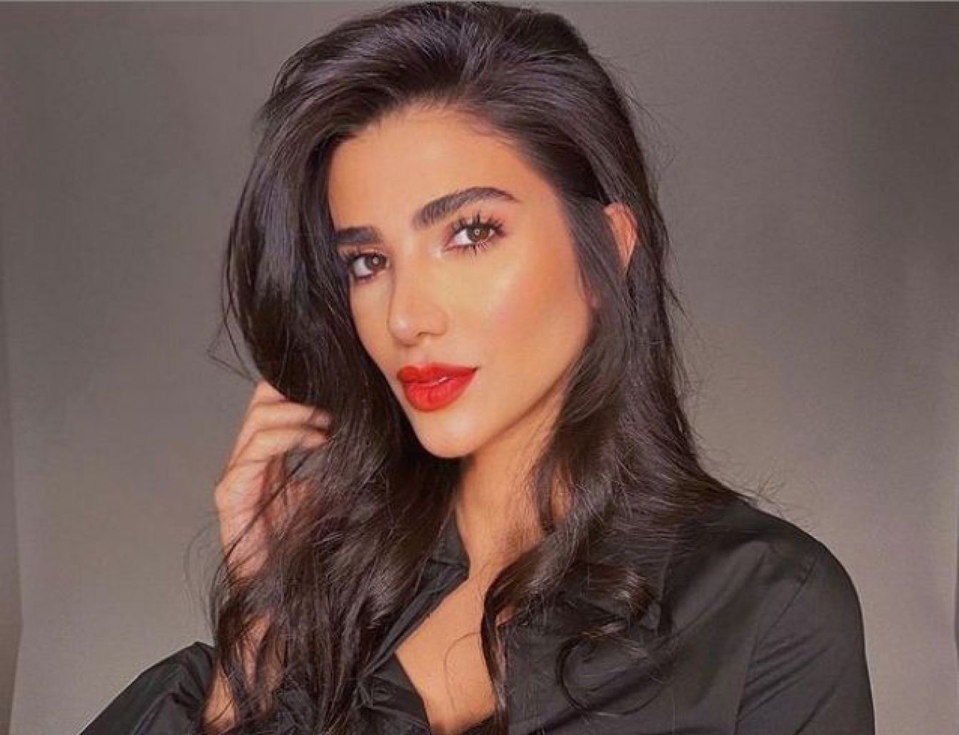 شاهد: الفنانة "ريم سامي" تحت الهجوم بسبب إطلالتها الفاضحة في حفل خطوبتها
