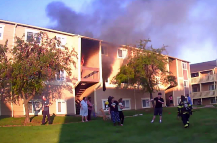 رجل إطفاء أمريكى ينقذ طفلة من شقة محترقة بطريقة بطولية