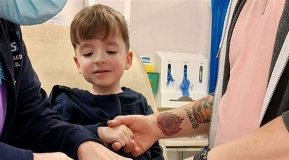 طفل بريطاني مهدد بكسر ضلوعه وعظامه عند العطس