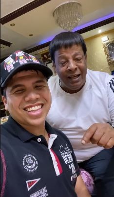 عمر كمال وعبد الباسط حمودة يؤديان مشهد تمثيلي طريف