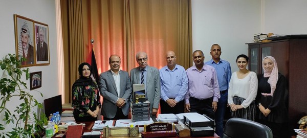 المحمود يستلم أكبر موسوعة عربية وفلسطينية لأعلام فلسطين