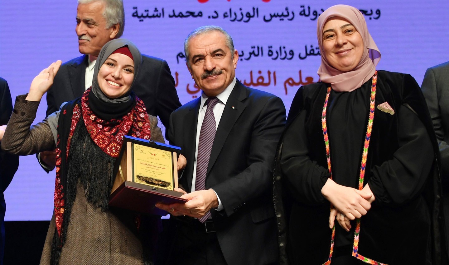 فوز المعلمة الفلسطينية نسرين قطينة ضمن أفضل 50 معلمًا على مستوى العالم