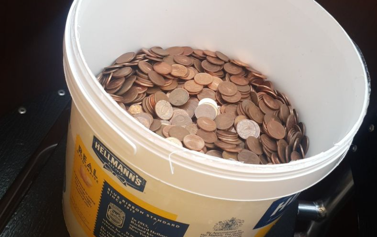 جردل عملات معدنية أجر عامل مطعم أيرلندى بعد فصله من العمل