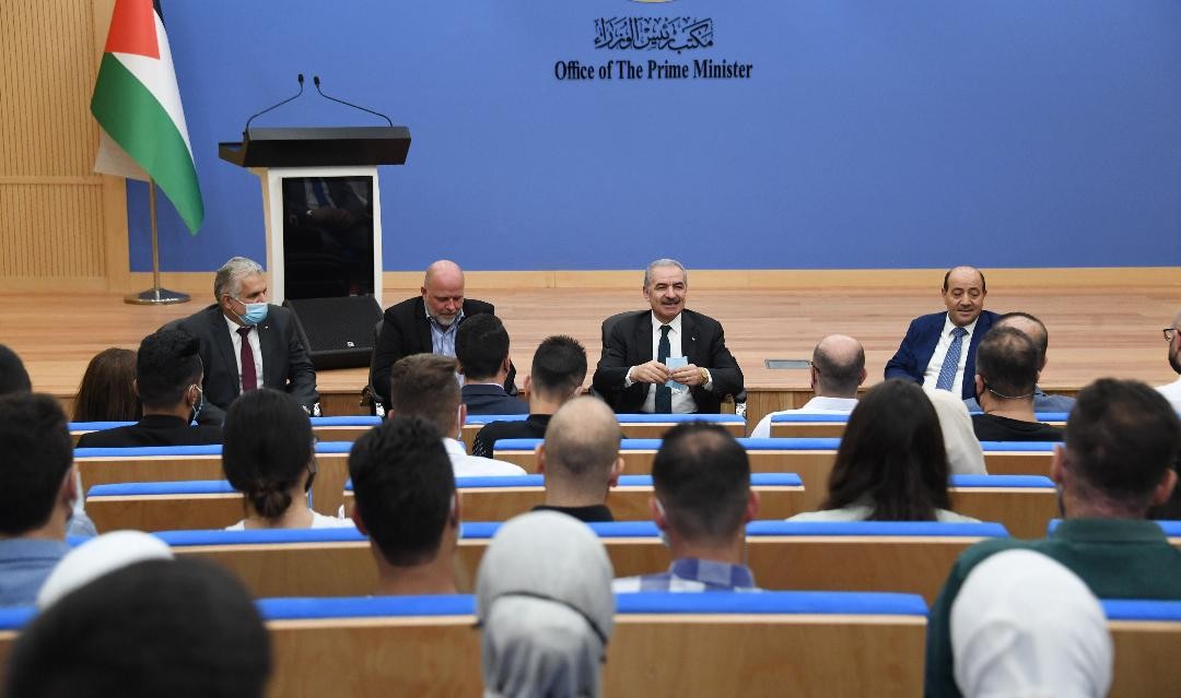 رئيس الوزراء يلتقي الفوج الثاني من برنامج "البرمجة للشباب"