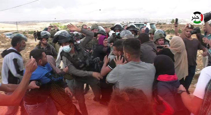 شاهد: عدسة وكالة "خبر" توثق اعتداءات المستوطنين على أهالي قرية سوسيا بالخليل