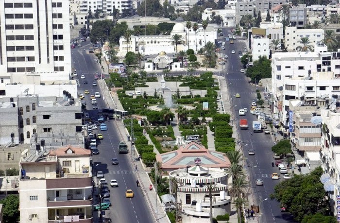 بلدية غزة تشرع بتنظيم وإدارة مواقف السيارات في شارع عمر المختار