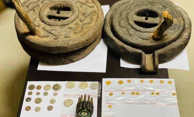 الشرطة تضبط عملات ذهبية وقطع أثرية في منزل برام الله