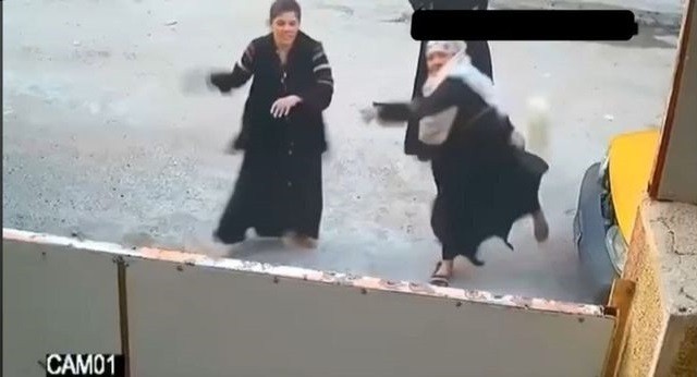 عراقيات يهاجمن منزل ضرة إحداهن بالحجارة