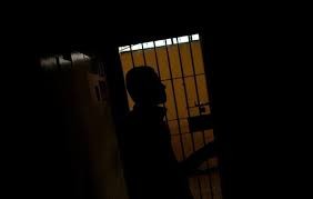 الاحتلال يحكم على أسير بالسجن الفعلي ويجدد الاعتقال الإداري لآخرين