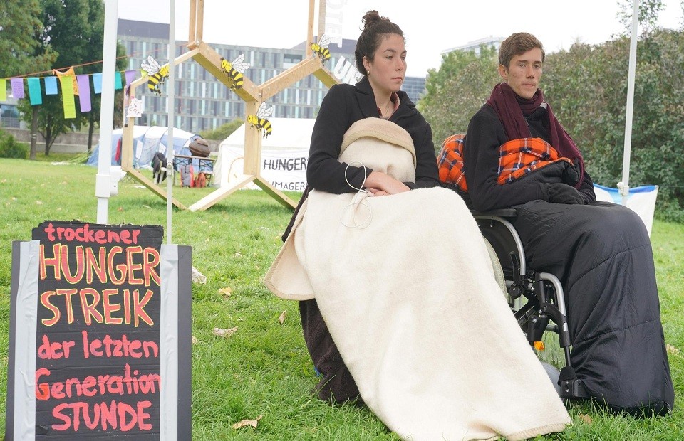 ألمانيا: نشطاء مناخ مضربون عن الطعام يهددون بالتوقف عن شرب المياه