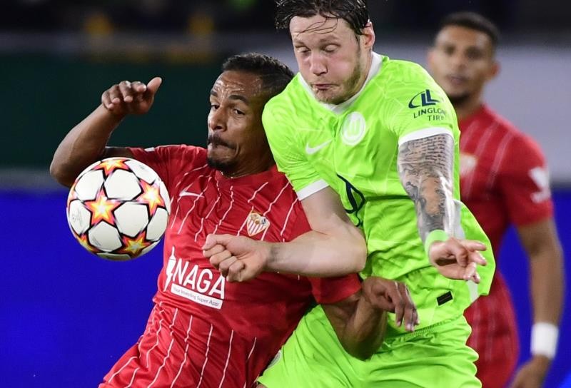 بالصور: ركلة جزاء مثيرة تنقذ إشبيلية أمام فولفسبورج