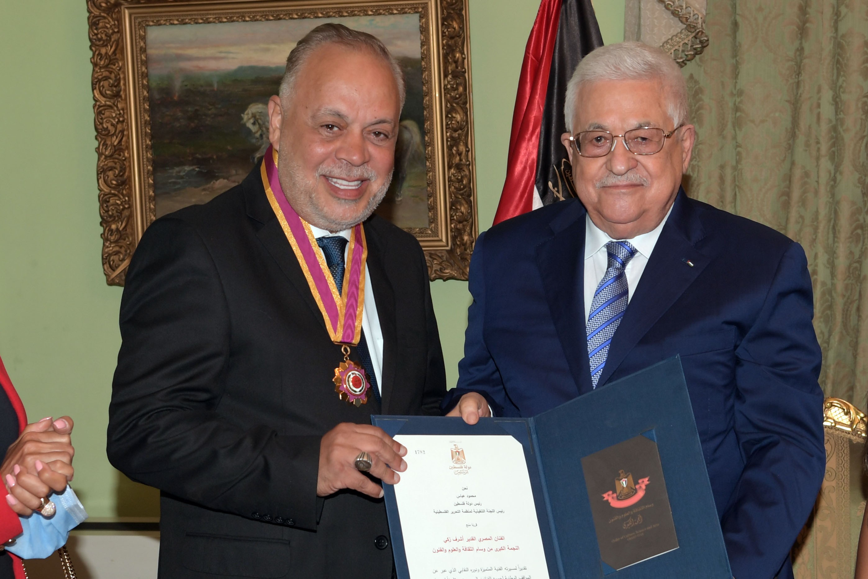 الرئيس يقلّد الفنان المصري أشرف زكي أعلى وسام ثقافي في فلسطين
