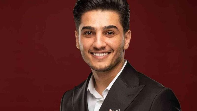 بالفيديو: النجم "محمد عساف" يقابل توأمه في متحف "مدام توسو"وهذه نصيحته له