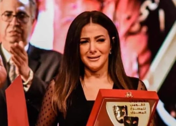 في أول ظهور لها .. انهيار دنيا سمير غانم أثناء تكريم والديها بالمسرح القومي