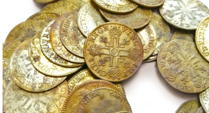 اكتشاف عملات ذهبية نادرة فى أعمال حفر بقصر فى فرنسا