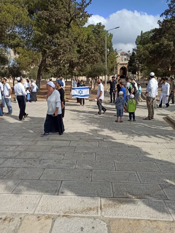 عشرات المستوطنين المتطرفين يقتحمون باحات الأقصى