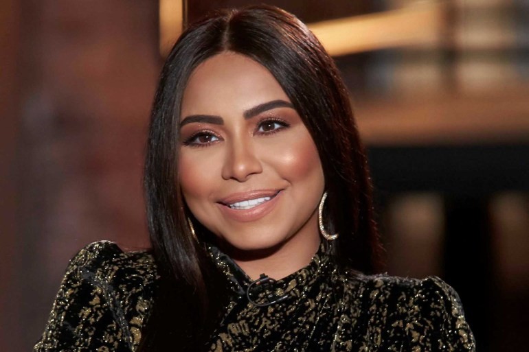 بالفيديو: الفنانة "شيرين عبد الوهاب" تنفجر غضباً على المسرح.. "أنا مش جارية ولا عبدة عندك"