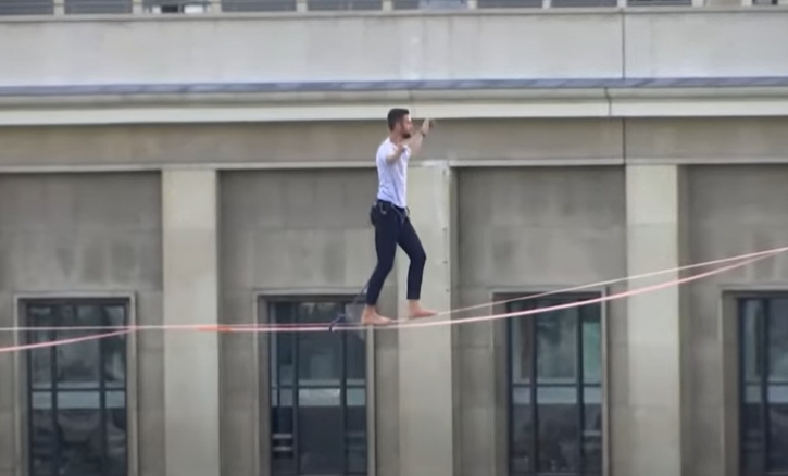 فرنسى يعبر نهر السين على حبل مشدود بطول 700 متر بين برج إيفل ومسرح شايو