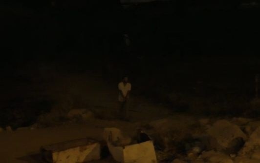 مستوطنون يُطلقون النار صوب منزل ويحطمون مركبات في الخليل