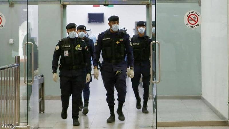 شاهدوا : جريمة مروعة تهز "الكويت".. ترك الشرطة بالباب ونحر شقيقته