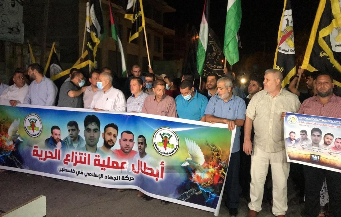 مسيرة حاشدة أمام الصليب الأحمر بغزة نصرةً للأسرى