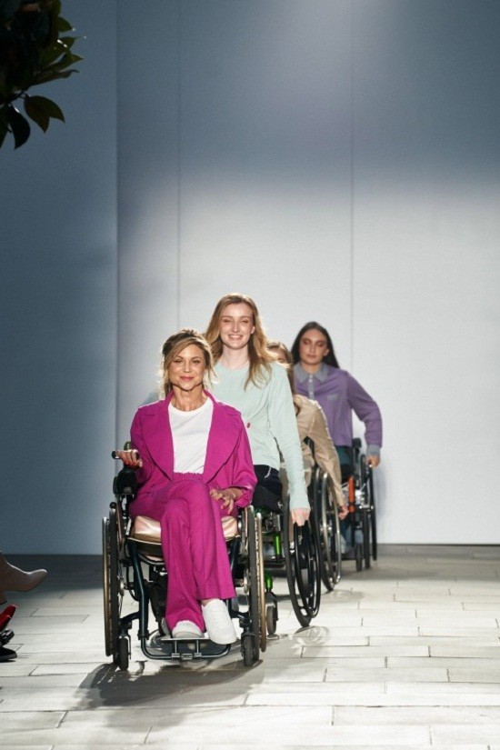 عرض أزياء لمستخدمى الكراسى المتحركة بأسبوع الموضة بلندن