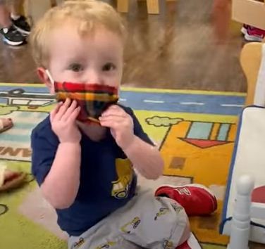 بطريقة طريفة... طفل يرفض ارتداء الكمامة داخل حضانة