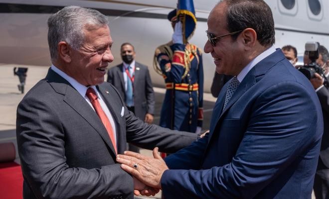 السيسي يستقبل ملك الأردن في مطار القاهرة الدولي