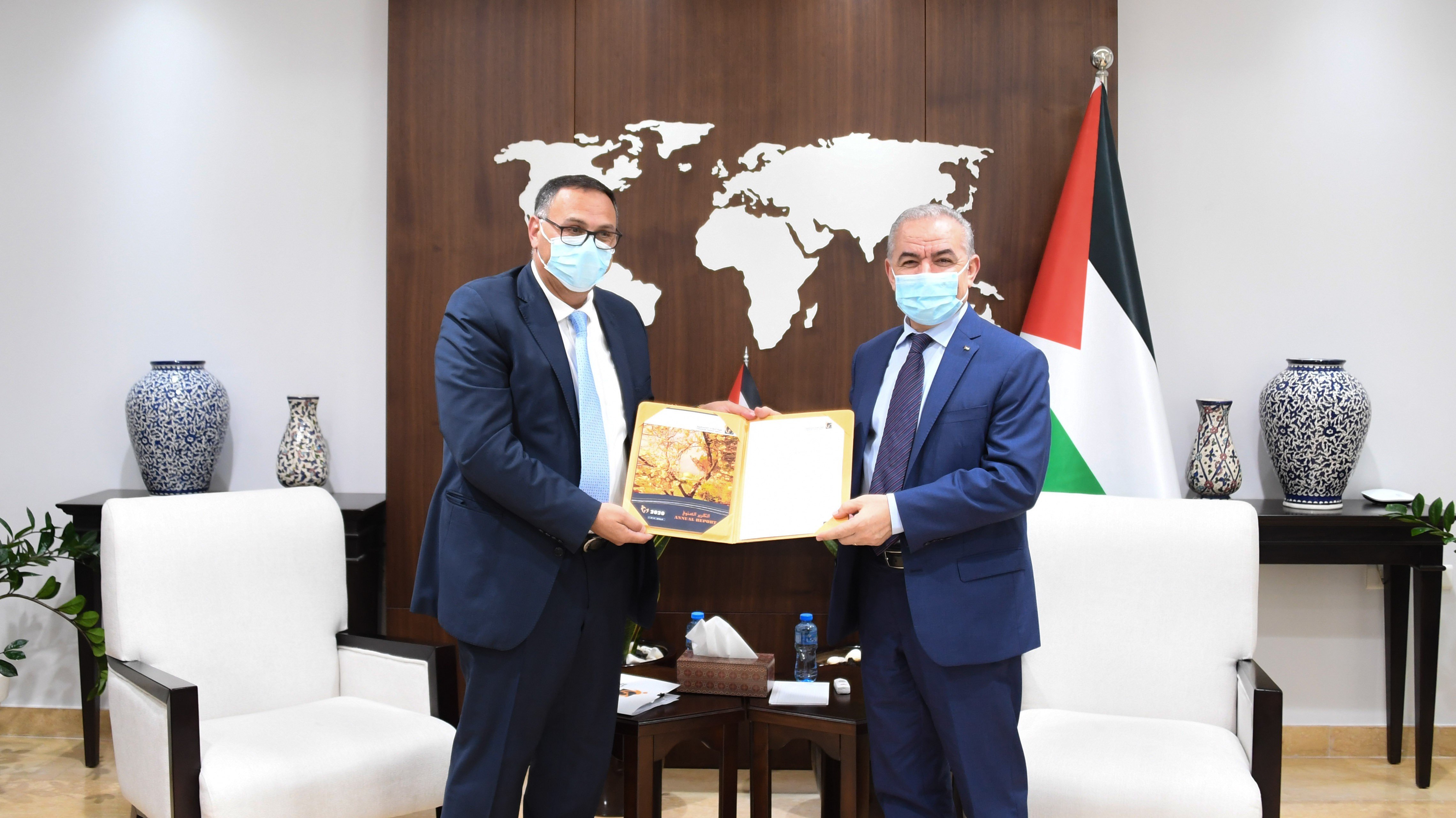 اشتية يتسلم التقرير السنوي لهيئة التقاعد الفلسطينية للعام 2020