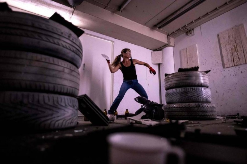 "غرفة الغضب".. تجربة تحطيم المقتنيات وجهة خاصة لنساء فنلندا للتخلص من الضغط