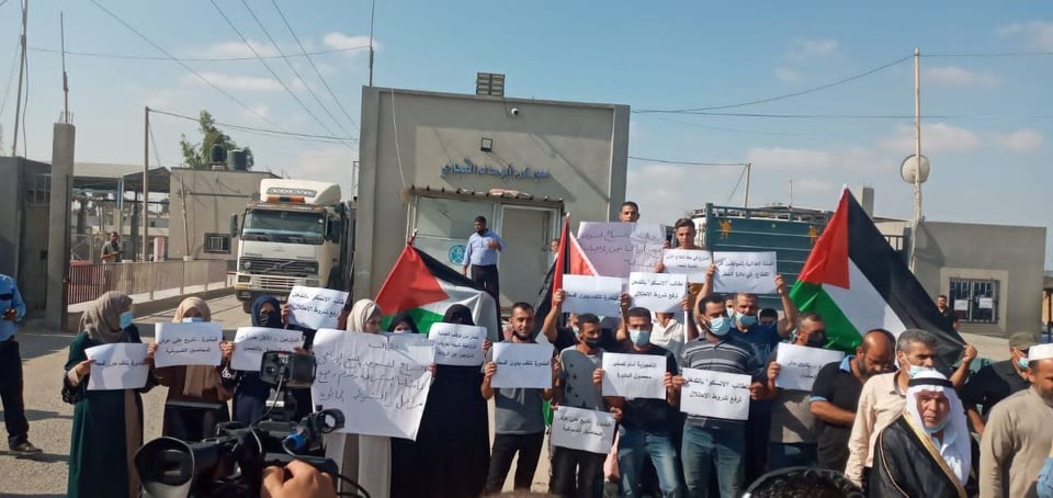 وقفة للمزارعين أمام معبر كرم أبو سالم احتجاجًا على شروط الاحتلال للتصدير