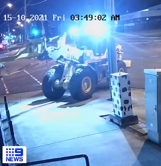 لص استرالي يستخدم جرافة لتدمير واجهة متجر وسرقة دراجتين بخاريتين
